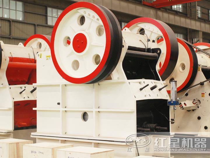 大型液壓鄂式破碎機，過載保護避免設(shè)備損壞