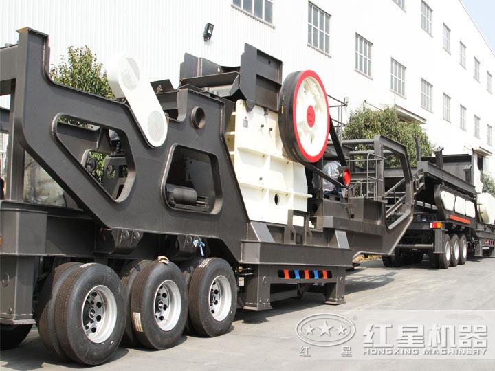 鄂破移動(dòng)破碎機(jī)，為粗碎而生，破碎比大，使用壽命長(zhǎng)