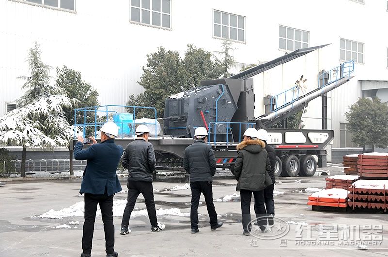 車載流動碎石機廠家價格實惠，客戶現(xiàn)場參觀