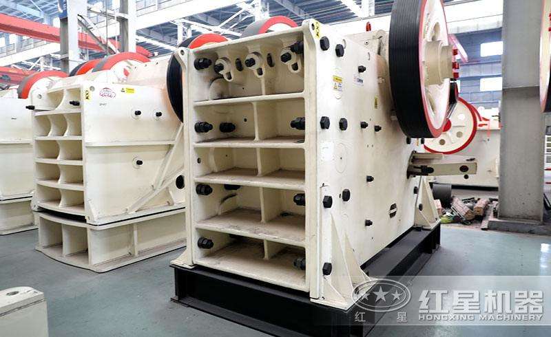 鄂式破碎機，優(yōu)質(zhì)鋼板鑄成，使用壽命長 style=width:720px; 
